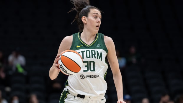 Breanna Stewart dribbles the ball.